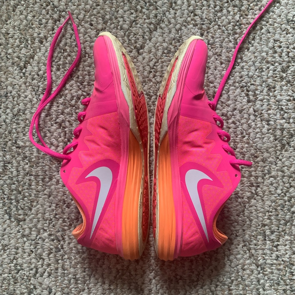 Pink and orange Nikes🙌🏽👟☺️